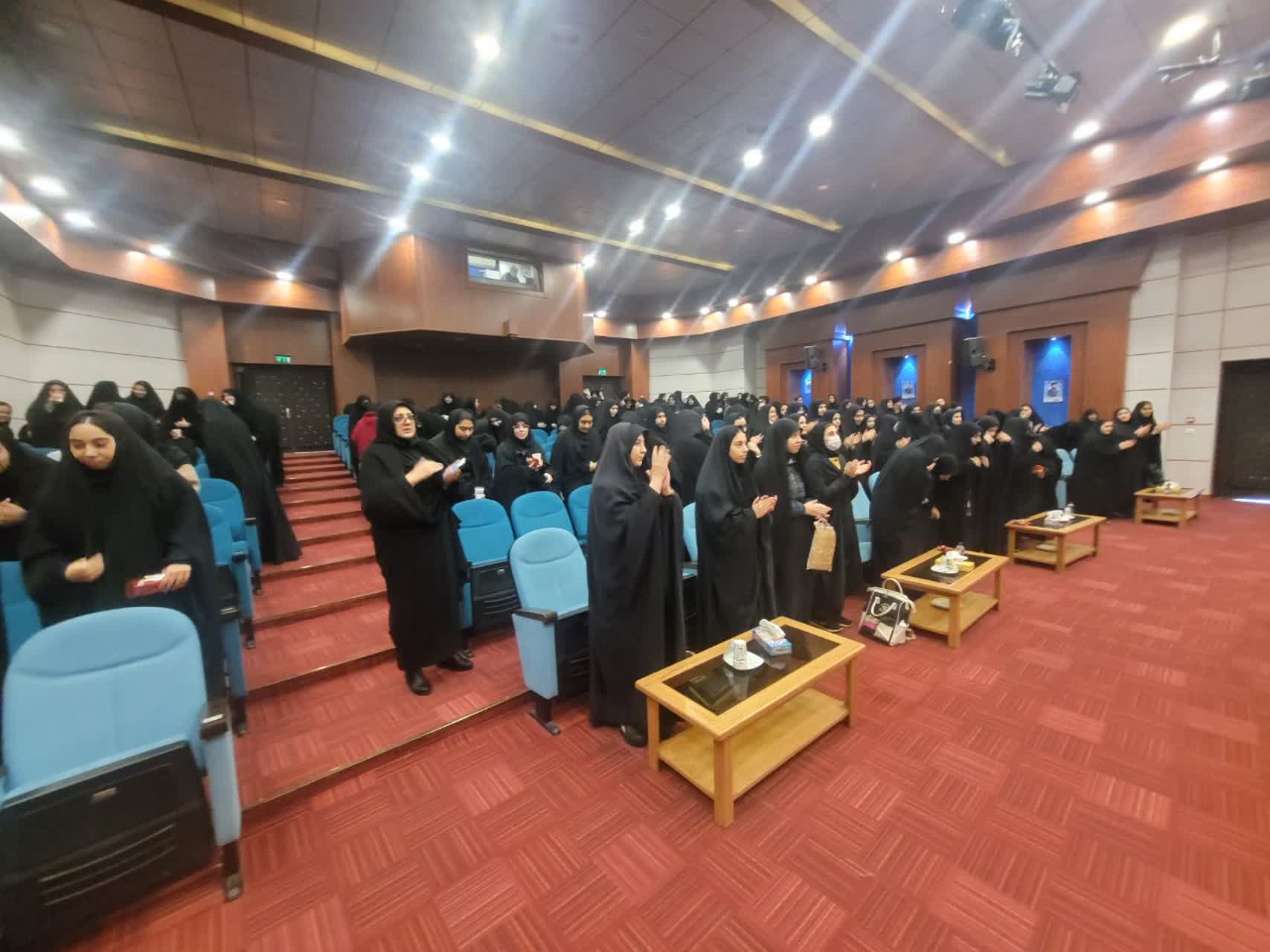 بازدید جمعی از دانش آموزان پایه دوازدهم دبیرستان های قم از دانشگاه حضرت معصومه علیهاالسلام