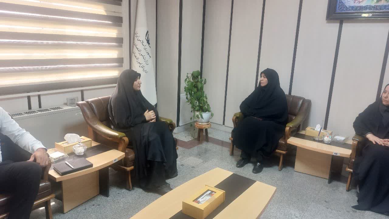 نشست رئیس دانشگاه حضرت معصومه (س) با مدیرکل امور اقتصادی و دارایی قم
