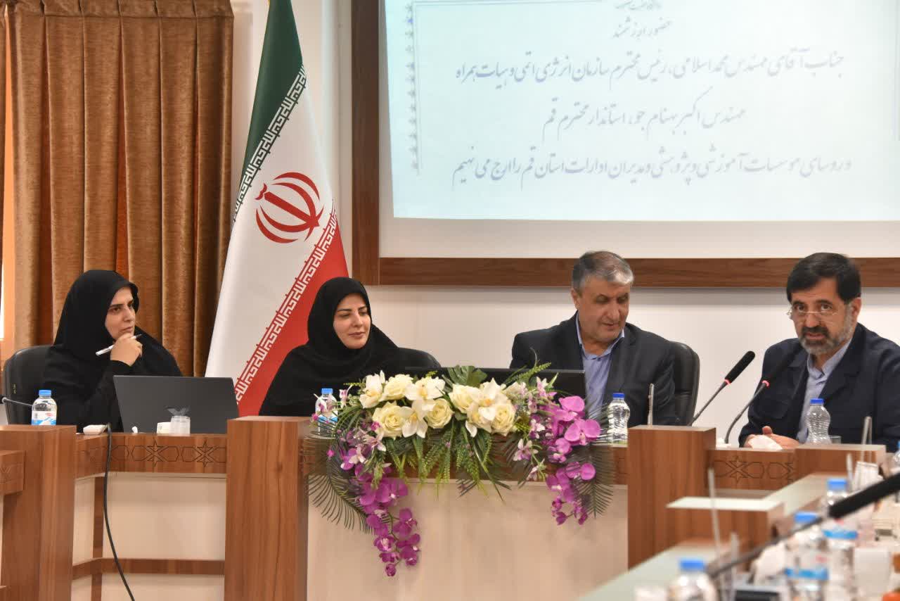 بازدید رییس سازمان انرژی اتمی ایران از دانشگاه حضرت معصومه علیهاالسلام و انعقاد تفاهم‌نامه همکاری میان دانشگاه و شرکت دانش بنیان توسعه فناوری پلاسما با حضور استاندار و مدیران استان قم