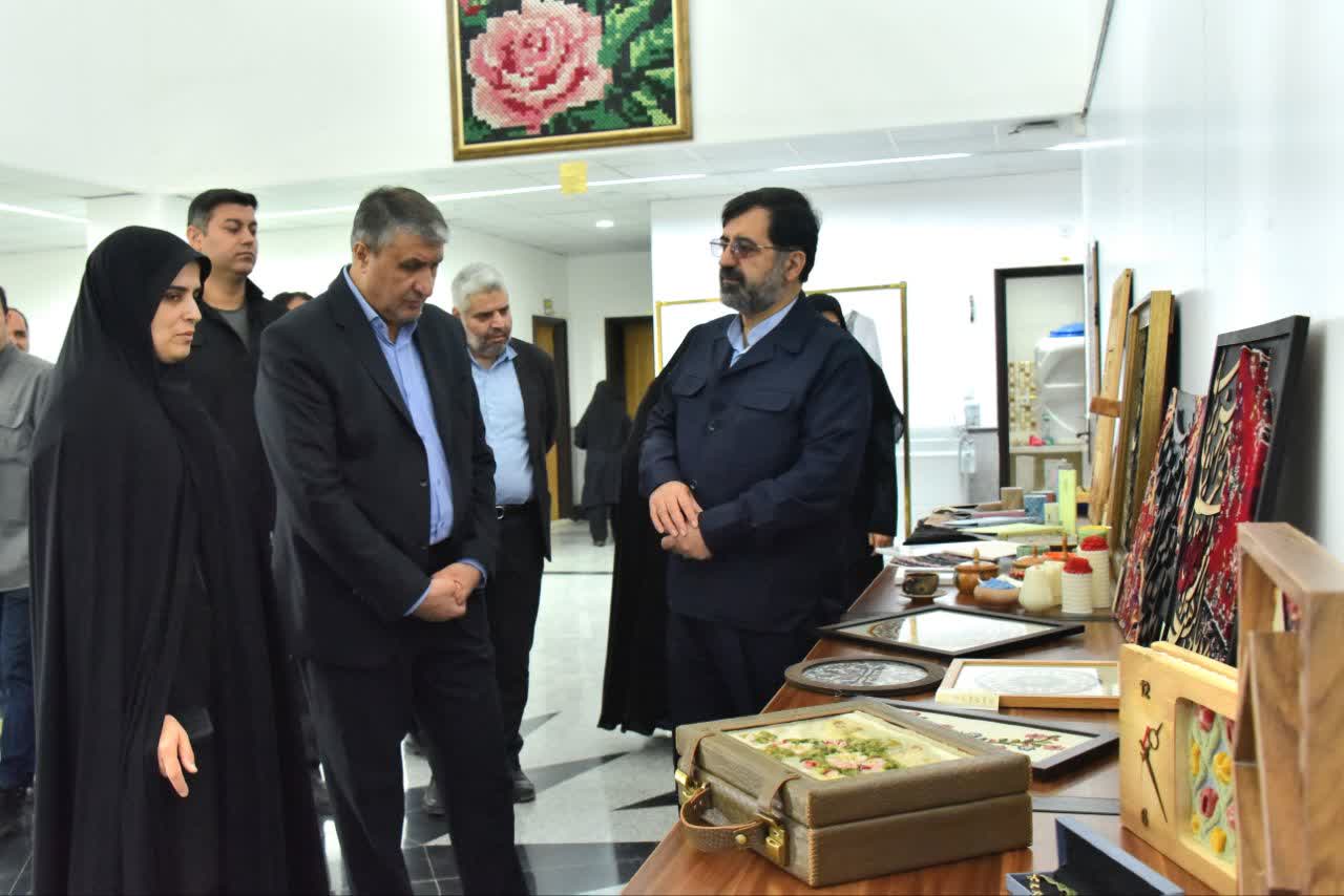 بازدید رییس سازمان انرژی اتمی ایران از دانشگاه حضرت معصومه علیهاالسلام و انعقاد تفاهم‌نامه همکاری میان دانشگاه و شرکت دانش بنیان توسعه فناوری پلاسما با حضور استاندار و مدیران استان قم