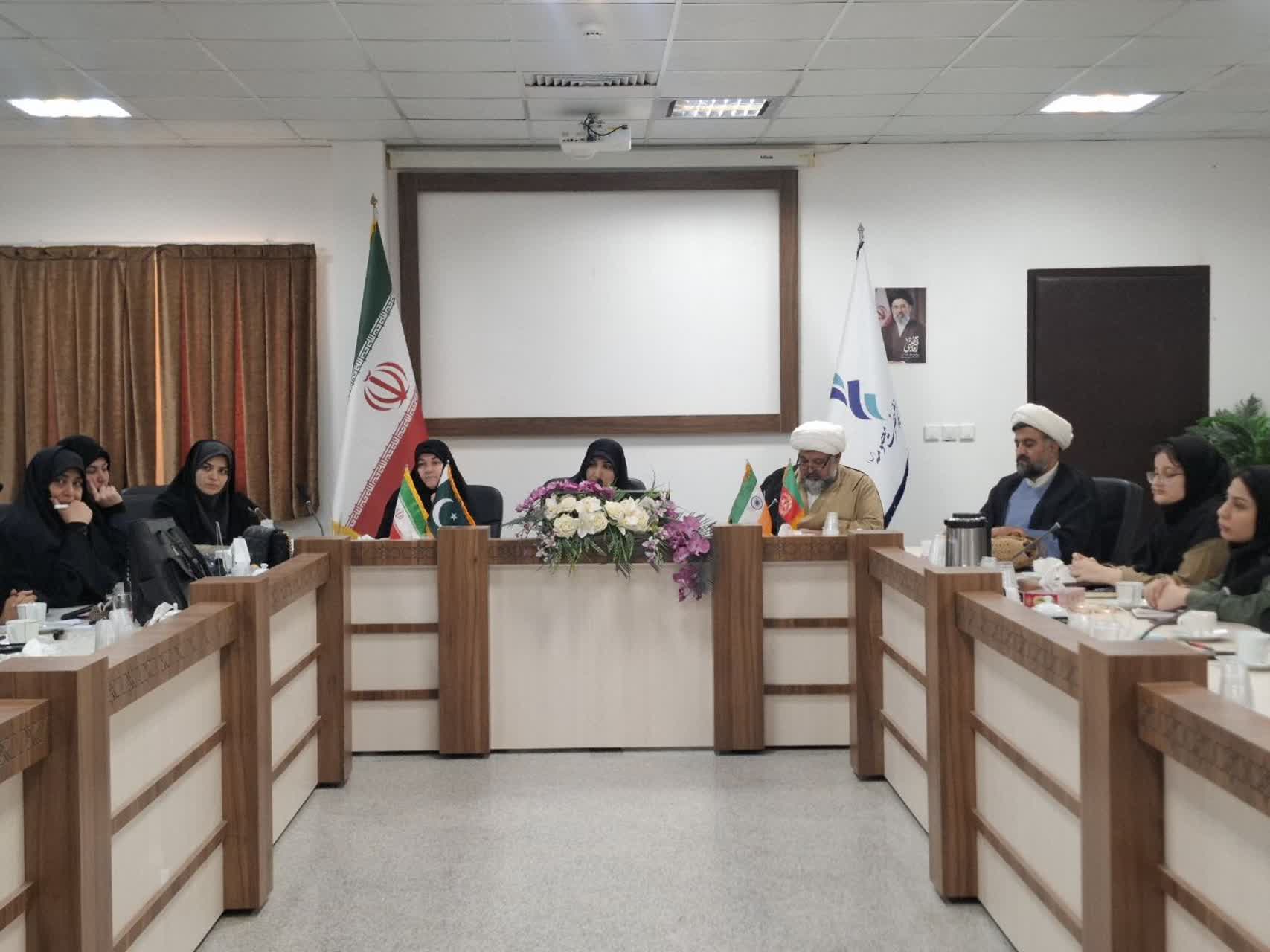 نشست صمیمانه سیده فاطمه فقیهی، رئیس دانشگاه حضرت معصومه(سلام الله علیها) با دبیران انجمن های علمی و کانون های فرهنگی برگزار شد