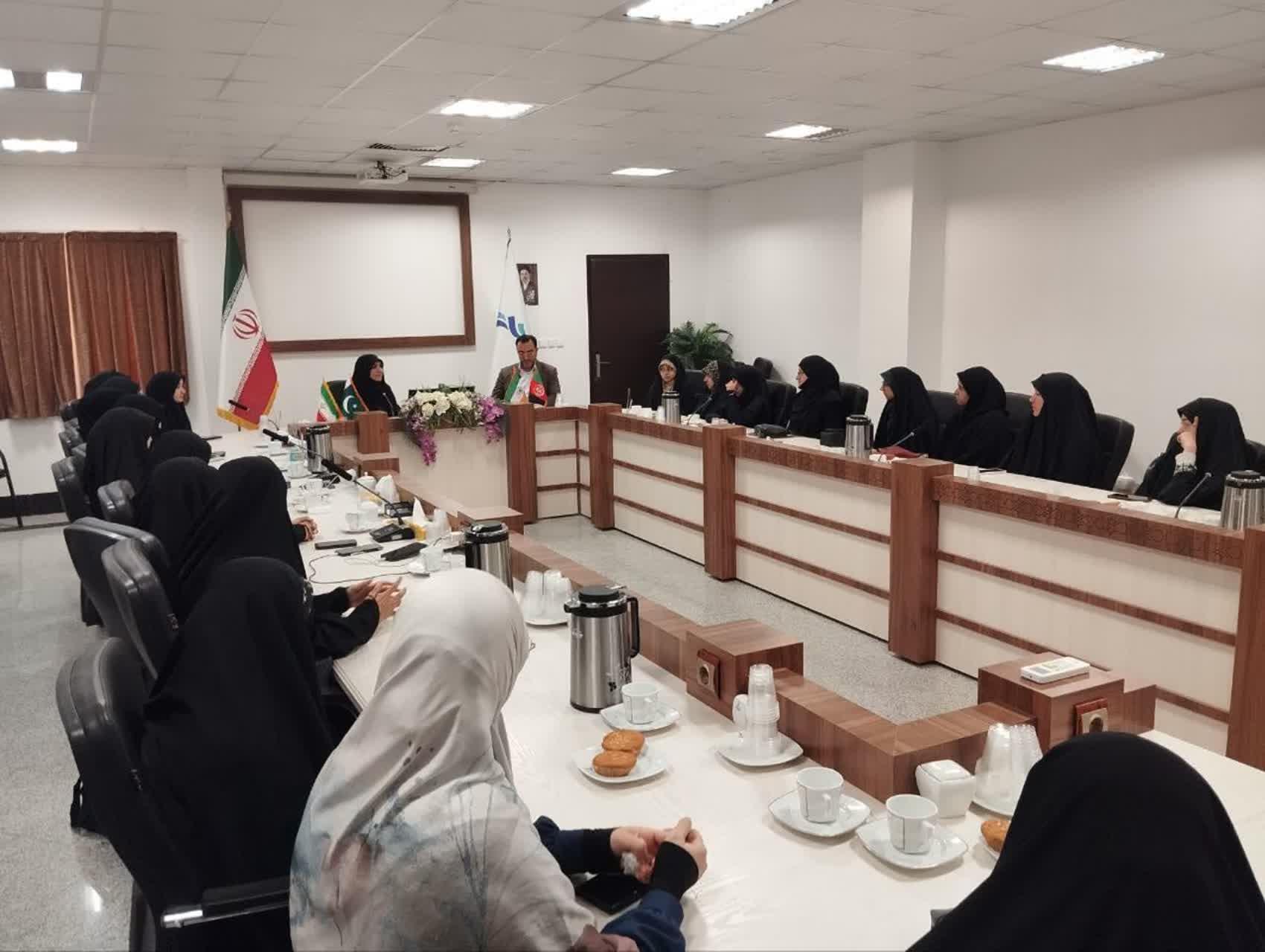 نشست صمیمانه رئیس دانشگاه حضرت معصومه(س) با دانشجویان بین‌الملل برگزار شد.